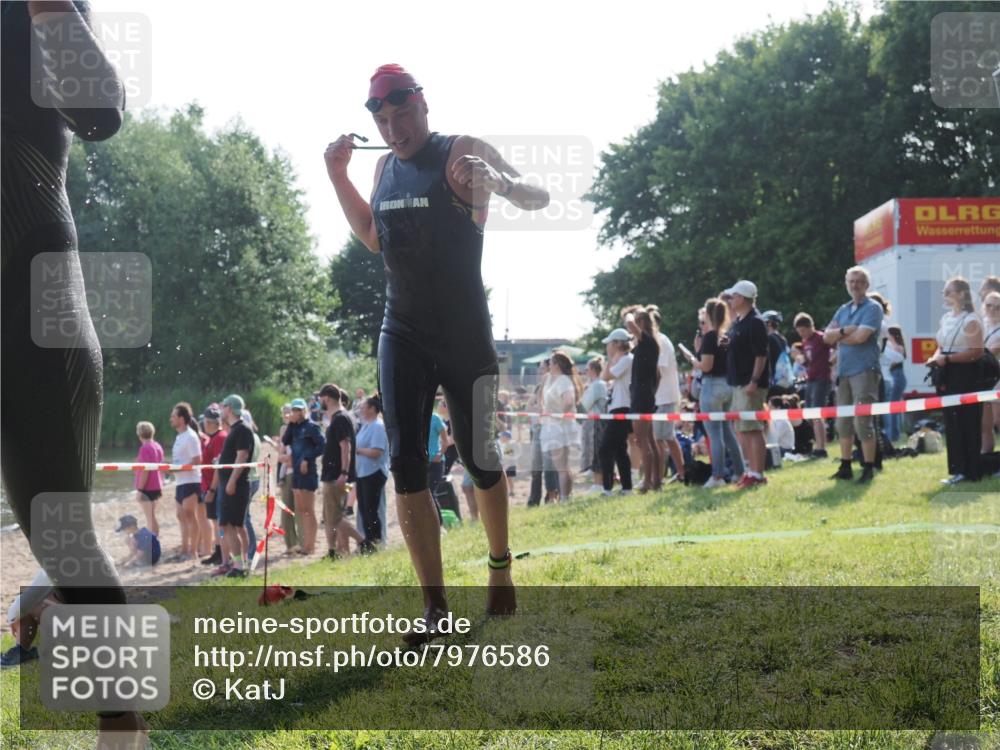 15.06.2025 - 27. Vierlanden-Triathlon KatJ http://msf.ph/oto/7976586 15.06.2025 08:34:06 Schwimmen 49, 78 meine-sportfotos.de