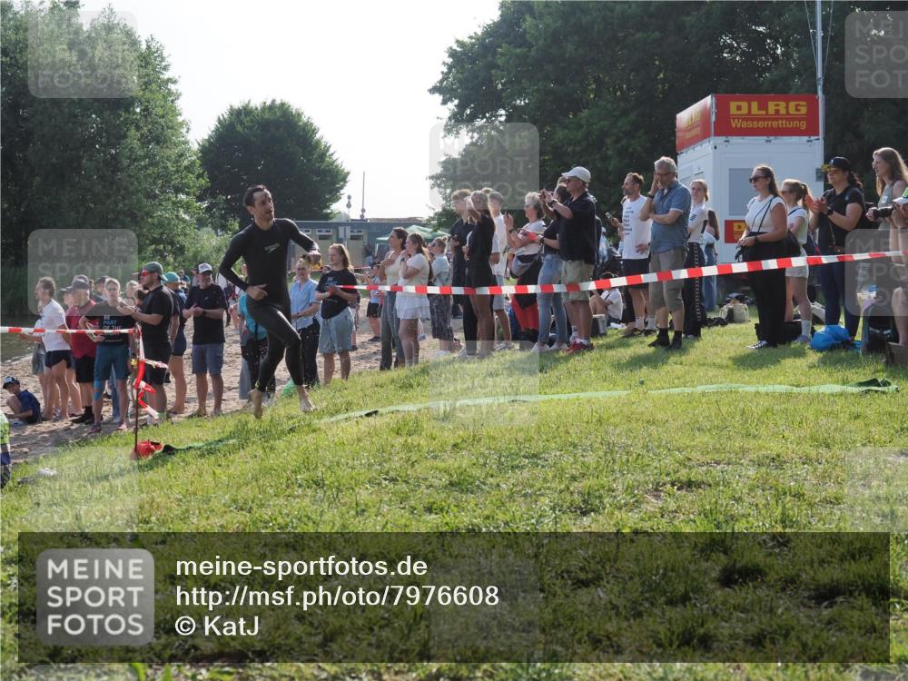 15.06.2025 - 27. Vierlanden-Triathlon KatJ http://msf.ph/oto/7976608 15.06.2025 08:34:25 Schwimmen 20 meine-sportfotos.de