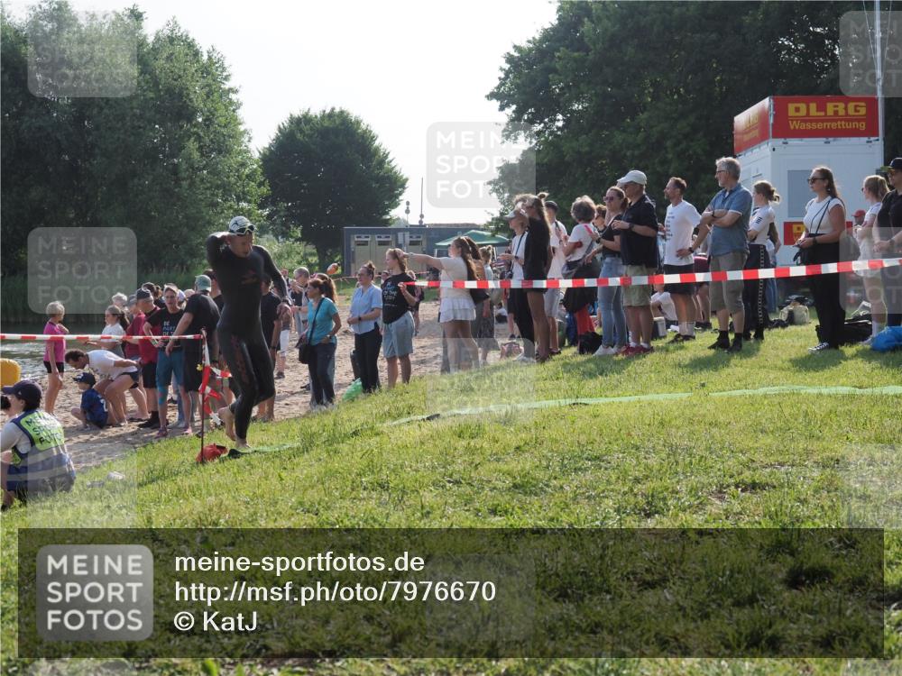 15.06.2025 - 27. Vierlanden-Triathlon KatJ http://msf.ph/oto/7976670 15.06.2025 08:34:35 Schwimmen 20, 88 meine-sportfotos.de