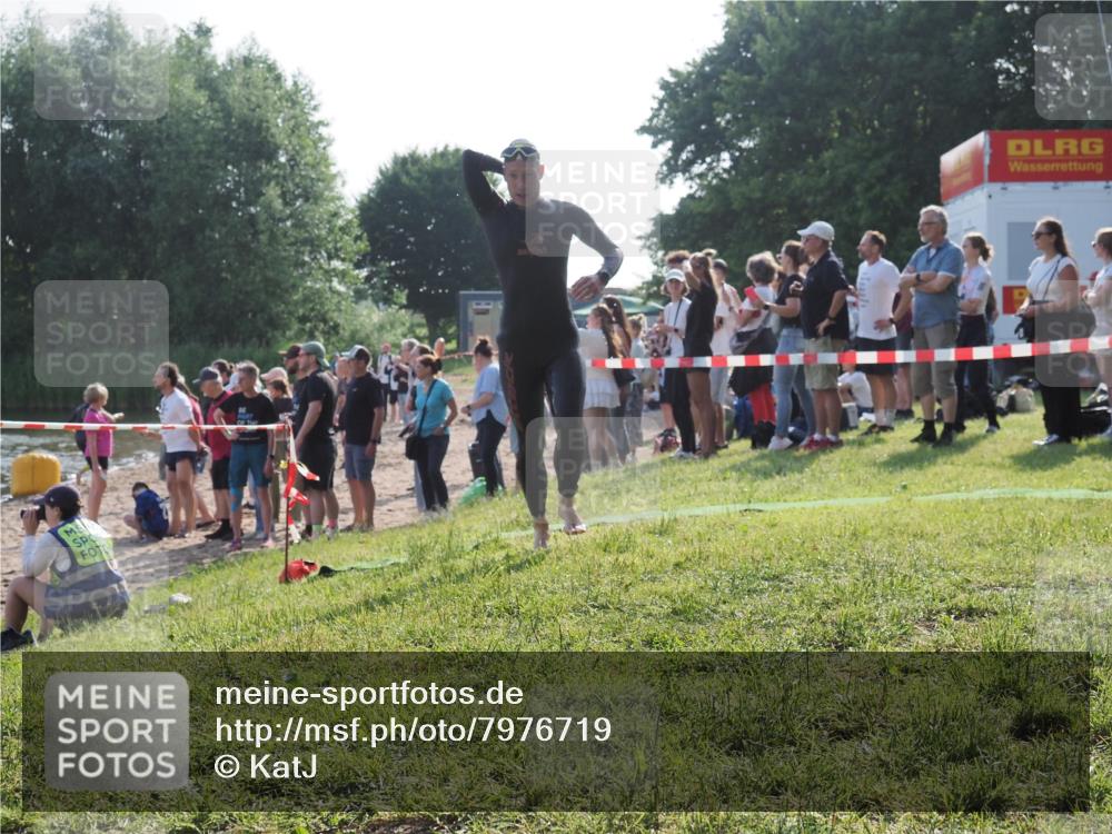 15.06.2025 - 27. Vierlanden-Triathlon KatJ http://msf.ph/oto/7976719 15.06.2025 08:34:36 Schwimmen 20, 88 meine-sportfotos.de