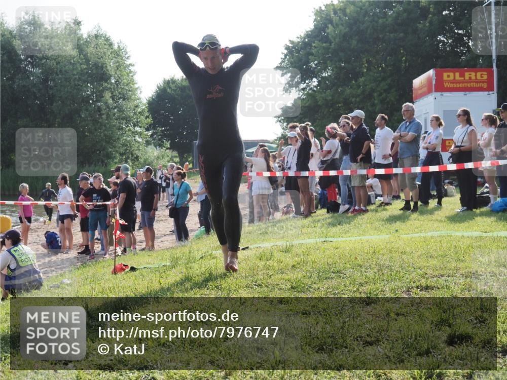 15.06.2025 - 27. Vierlanden-Triathlon KatJ http://msf.ph/oto/7976747 15.06.2025 08:34:37 Schwimmen 88 meine-sportfotos.de