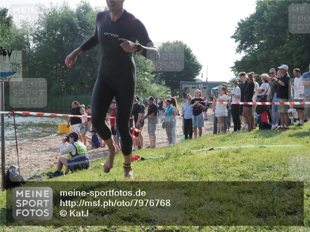 15.06.2025 - 27. Vierlanden-Triathlon KatJ http://msf.ph/oto/7976768 15.06.2025 08:34:47 Schwimmen 46, 124 meine-sportfotos.de