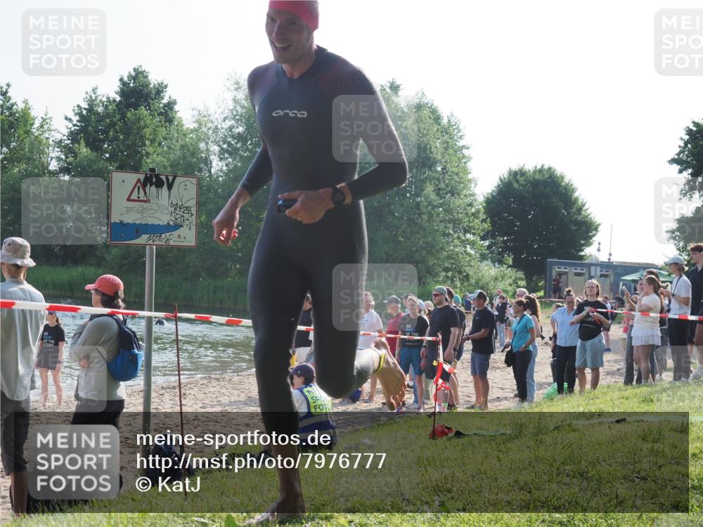 15.06.2025 - 27. Vierlanden-Triathlon KatJ http://msf.ph/oto/7976777 15.06.2025 08:34:48 Schwimmen 46, 124 meine-sportfotos.de