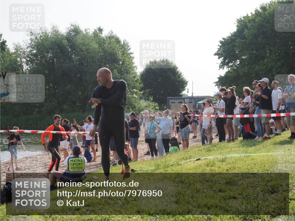 15.06.2025 - 27. Vierlanden-Triathlon KatJ http://msf.ph/oto/7976950 15.06.2025 08:35:05 Schwimmen 12, 43, 80, 149, 159, 186 meine-sportfotos.de