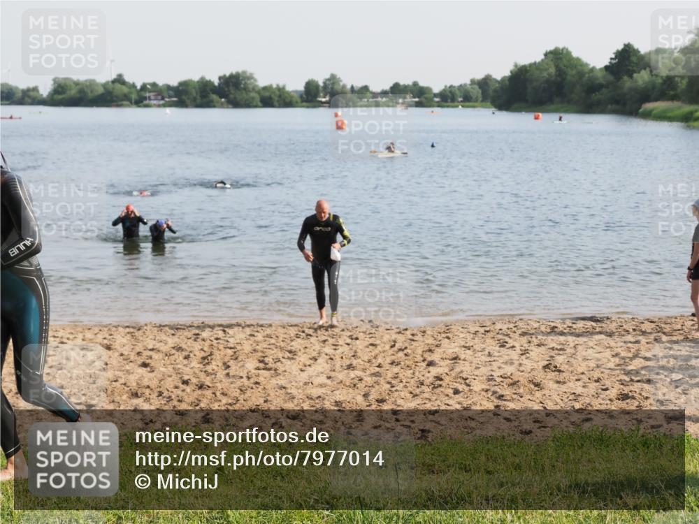 21.06.2025 - 27. Vierlanden-Triathlon MichiJ http://msf.ph/oto/7977014 15.06.2026 08:44:07 Schwimmen 97, 153, 174, 183 meine-sportfotos.de