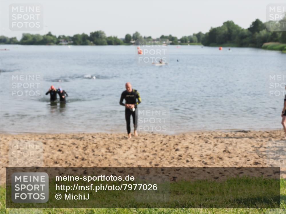 21.06.2025 - 27. Vierlanden-Triathlon MichiJ http://msf.ph/oto/7977026 15.06.2026 08:44:08 Schwimmen 97, 130, 153, 174, 183 meine-sportfotos.de