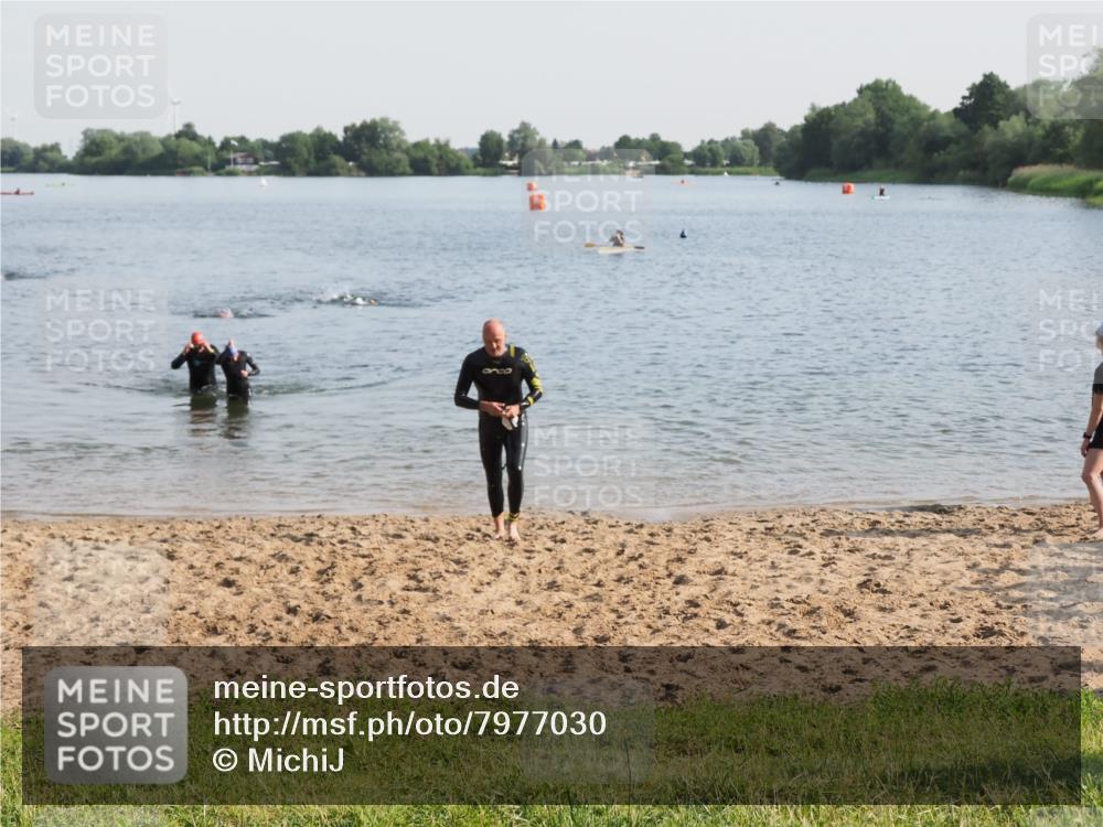 21.06.2025 - 27. Vierlanden-Triathlon MichiJ http://msf.ph/oto/7977030 15.06.2026 08:44:08 Schwimmen 97, 130, 153, 174, 183 meine-sportfotos.de