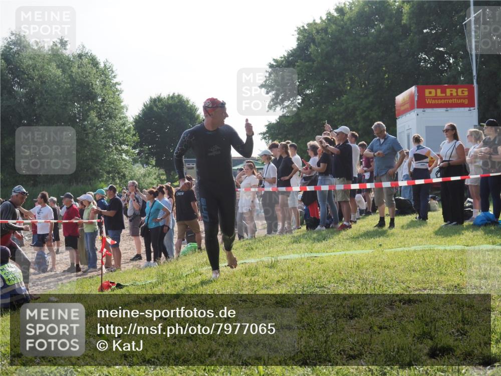 15.06.2025 - 27. Vierlanden-Triathlon KatJ http://msf.ph/oto/7977065 15.06.2025 08:35:14 Schwimmen 12, 54, 64 meine-sportfotos.de