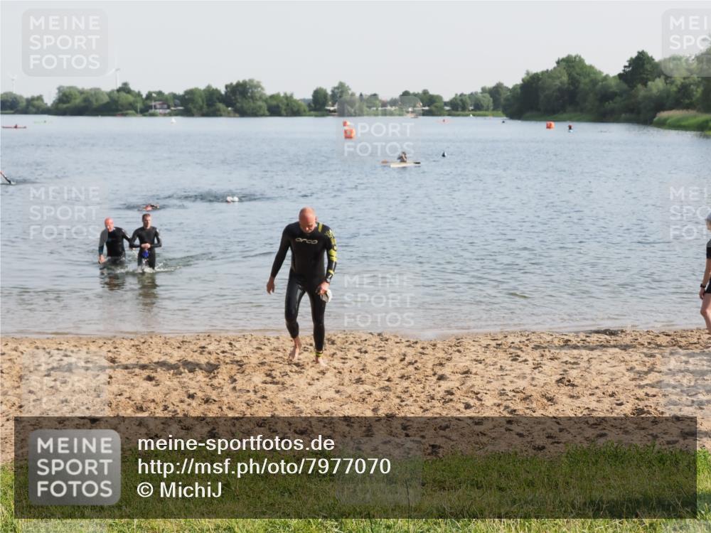 21.06.2025 - 27. Vierlanden-Triathlon MichiJ http://msf.ph/oto/7977070 15.06.2026 08:44:09 Schwimmen 97, 130, 153, 174, 183 meine-sportfotos.de