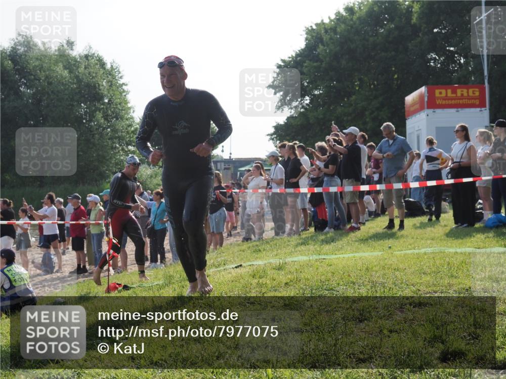 15.06.2025 - 27. Vierlanden-Triathlon KatJ http://msf.ph/oto/7977075 15.06.2025 08:35:14 Schwimmen 12, 54, 64 meine-sportfotos.de