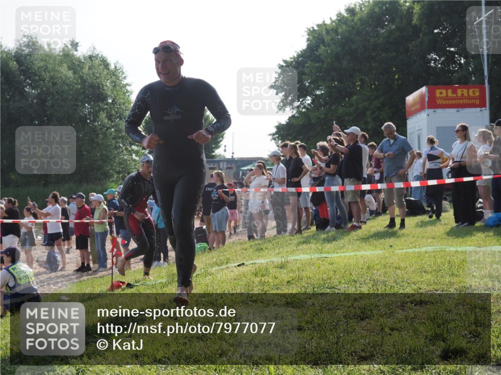 15.06.2025 - 27. Vierlanden-Triathlon KatJ http://msf.ph/oto/7977077 15.06.2025 08:35:15 Schwimmen 12, 54, 64 meine-sportfotos.de