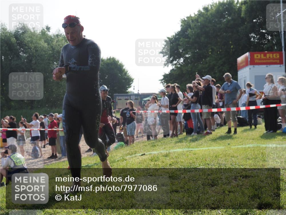 15.06.2025 - 27. Vierlanden-Triathlon KatJ http://msf.ph/oto/7977086 15.06.2025 08:35:15 Schwimmen 12, 54, 64 meine-sportfotos.de