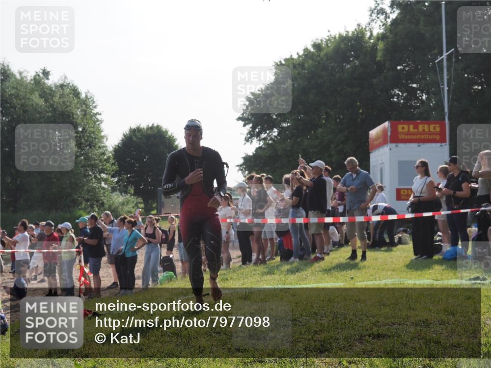 15.06.2025 - 27. Vierlanden-Triathlon KatJ http://msf.ph/oto/7977098 15.06.2025 08:35:16 Schwimmen 12, 54, 64 meine-sportfotos.de