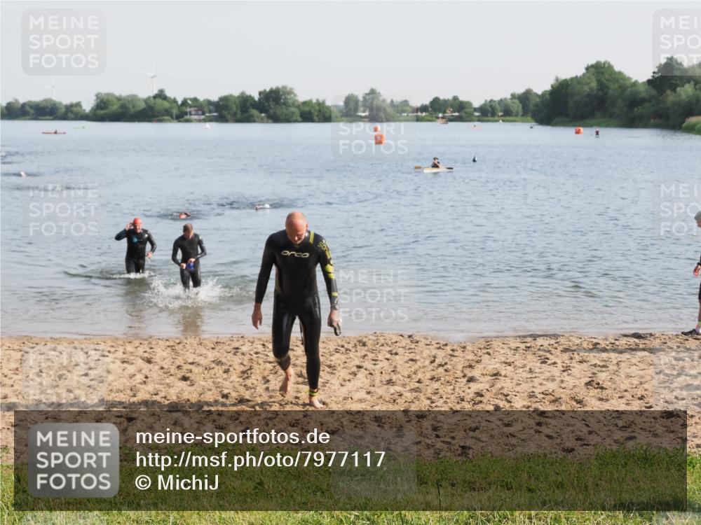 21.06.2025 - 27. Vierlanden-Triathlon MichiJ http://msf.ph/oto/7977117 15.06.2026 08:44:11 Schwimmen 97, 130, 153, 174 meine-sportfotos.de