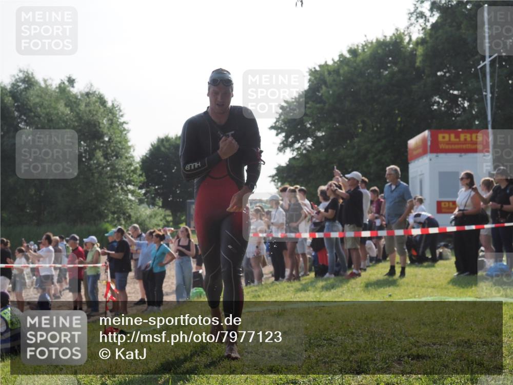 15.06.2025 - 27. Vierlanden-Triathlon KatJ http://msf.ph/oto/7977123 15.06.2025 08:35:17 Schwimmen 12, 54, 64 meine-sportfotos.de