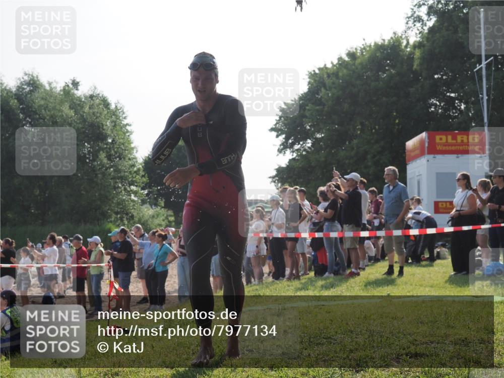 15.06.2025 - 27. Vierlanden-Triathlon KatJ http://msf.ph/oto/7977134 15.06.2025 08:35:18 Schwimmen 54, 64 meine-sportfotos.de
