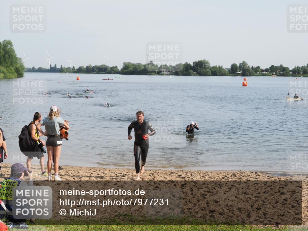 21.06.2025 - 27. Vierlanden-Triathlon MichiJ http://msf.ph/oto/7977231 15.06.2026 08:44:33 Schwimmen 93 meine-sportfotos.de