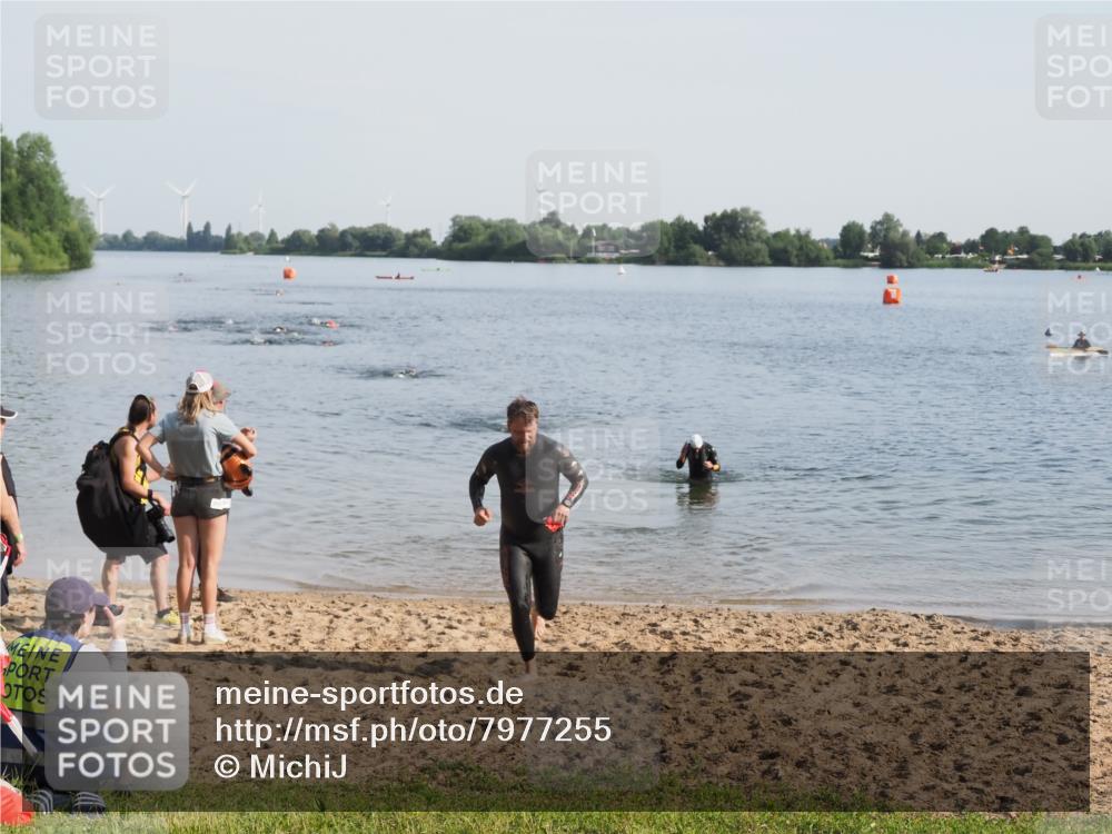 21.06.2025 - 27. Vierlanden-Triathlon MichiJ http://msf.ph/oto/7977255 15.06.2026 08:44:34 Schwimmen 93 meine-sportfotos.de