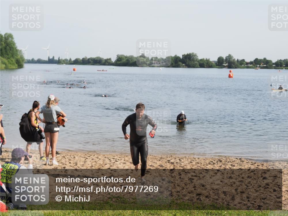 21.06.2025 - 27. Vierlanden-Triathlon MichiJ http://msf.ph/oto/7977269 15.06.2026 08:44:34 Schwimmen 93 meine-sportfotos.de