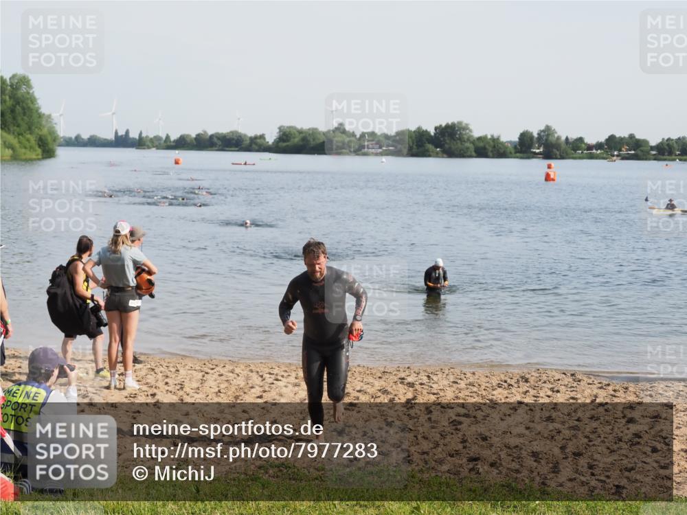 21.06.2025 - 27. Vierlanden-Triathlon MichiJ http://msf.ph/oto/7977283 15.06.2026 08:44:35 Schwimmen 93 meine-sportfotos.de