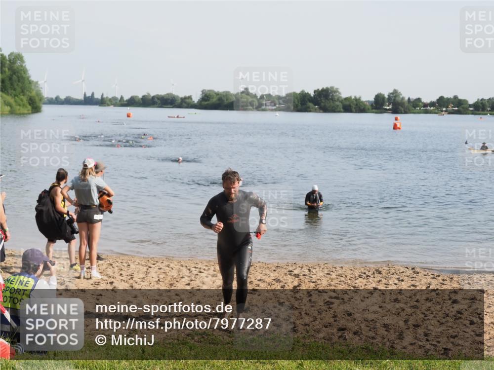 21.06.2025 - 27. Vierlanden-Triathlon MichiJ http://msf.ph/oto/7977287 15.06.2026 08:44:35 Schwimmen 93 meine-sportfotos.de
