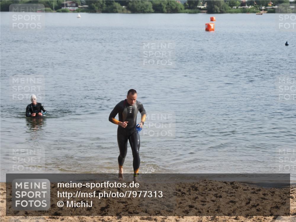 21.06.2025 - 27. Vierlanden-Triathlon MichiJ http://msf.ph/oto/7977313 15.06.2026 08:44:43 Schwimmen 81, 93 meine-sportfotos.de