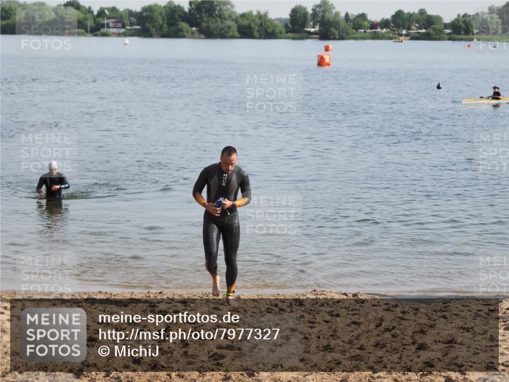 21.06.2025 - 27. Vierlanden-Triathlon MichiJ http://msf.ph/oto/7977327 15.06.2026 08:44:44 Schwimmen 81 meine-sportfotos.de