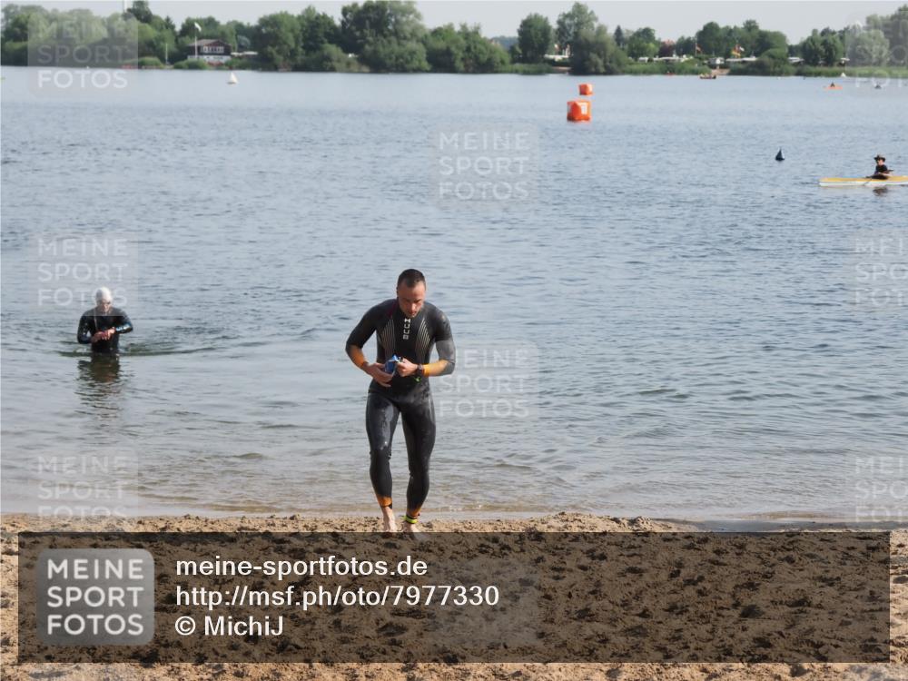 21.06.2025 - 27. Vierlanden-Triathlon MichiJ http://msf.ph/oto/7977330 15.06.2026 08:44:44 Schwimmen 81 meine-sportfotos.de