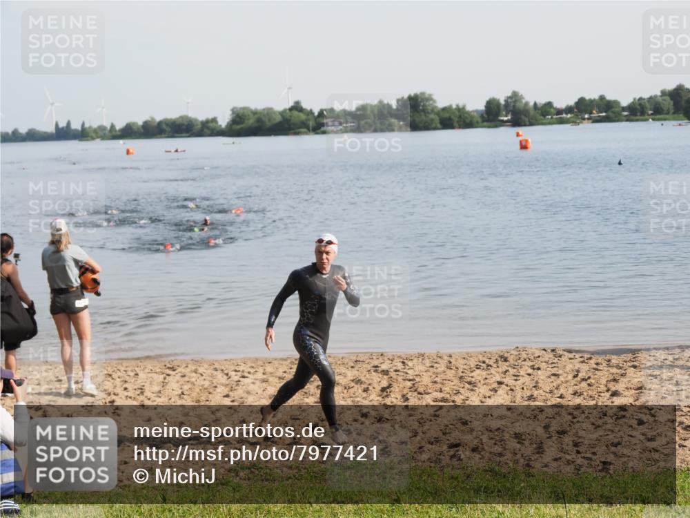 21.06.2025 - 27. Vierlanden-Triathlon MichiJ http://msf.ph/oto/7977421 15.06.2026 08:45:13 Schwimmen 127 meine-sportfotos.de