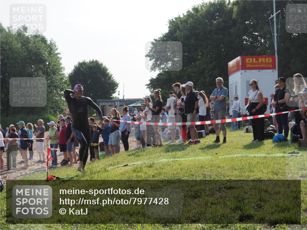 15.06.2025 - 27. Vierlanden-Triathlon KatJ http://msf.ph/oto/7977428 15.06.2025 08:36:42 Schwimmen 83 meine-sportfotos.de