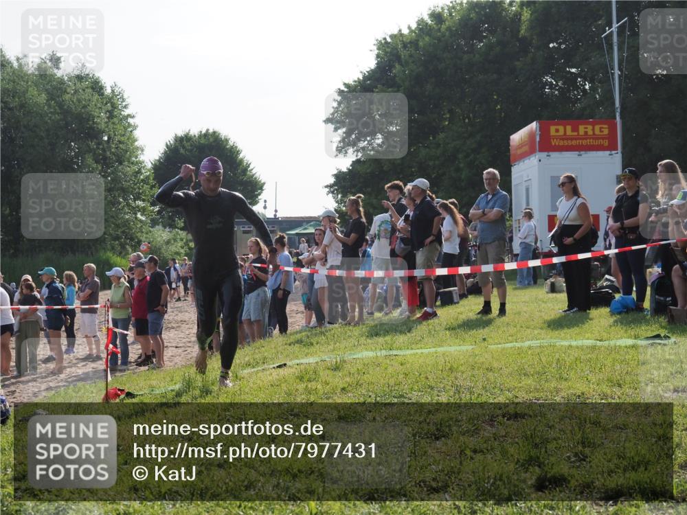 15.06.2025 - 27. Vierlanden-Triathlon KatJ http://msf.ph/oto/7977431 15.06.2025 08:36:43 Schwimmen 83 meine-sportfotos.de