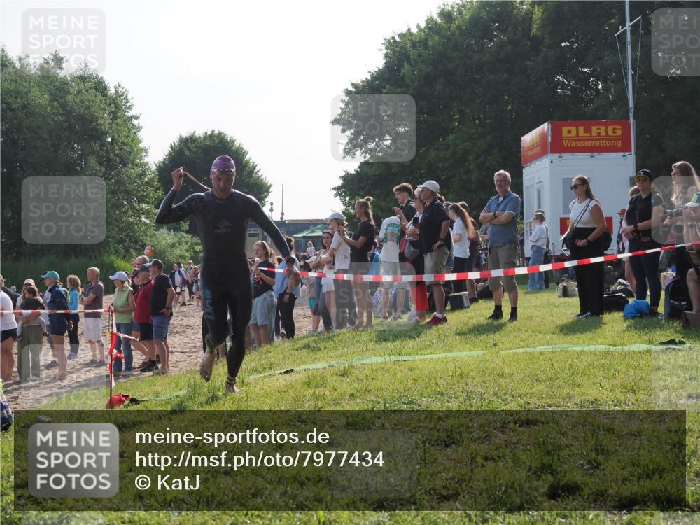 15.06.2025 - 27. Vierlanden-Triathlon KatJ http://msf.ph/oto/7977434 15.06.2025 08:36:43 Schwimmen 83 meine-sportfotos.de