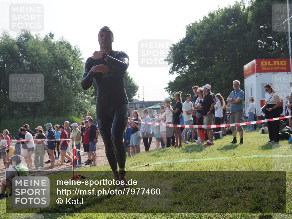 15.06.2025 - 27. Vierlanden-Triathlon KatJ http://msf.ph/oto/7977460 15.06.2025 08:36:44 Schwimmen 83 meine-sportfotos.de