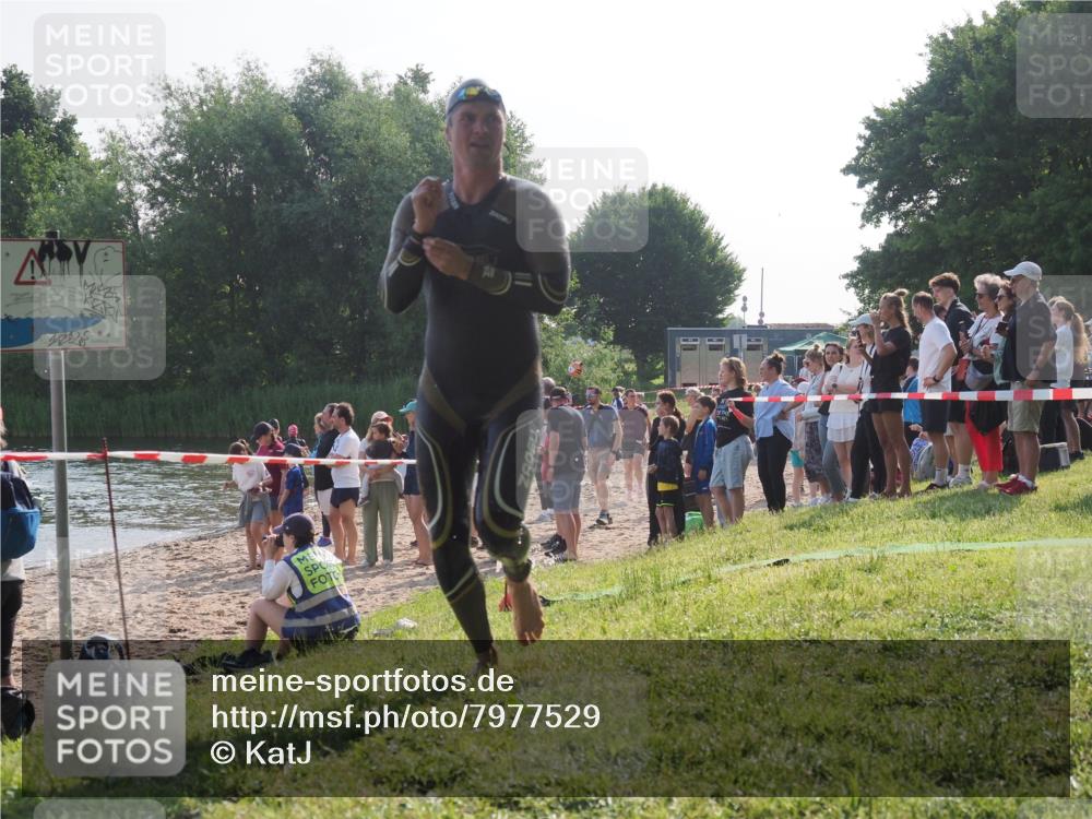 15.06.2025 - 27. Vierlanden-Triathlon KatJ http://msf.ph/oto/7977529 15.06.2025 08:36:54 Schwimmen 39 meine-sportfotos.de