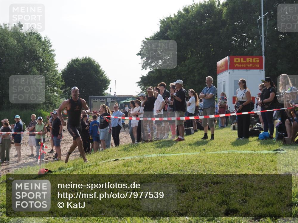 15.06.2025 - 27. Vierlanden-Triathlon KatJ http://msf.ph/oto/7977539 15.06.2025 08:37:00 Schwimmen 39, 69 meine-sportfotos.de