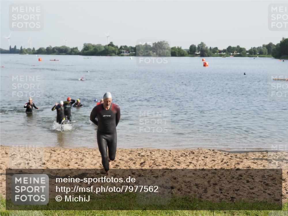 21.06.2025 - 27. Vierlanden-Triathlon MichiJ http://msf.ph/oto/7977562 15.06.2026 08:45:45 Schwimmen 13, 104, 116, 125, 145, 150 meine-sportfotos.de