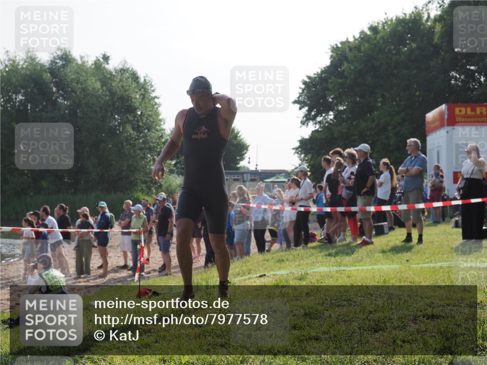15.06.2025 - 27. Vierlanden-Triathlon KatJ http://msf.ph/oto/7977578 15.06.2025 08:37:03 Schwimmen 69 meine-sportfotos.de