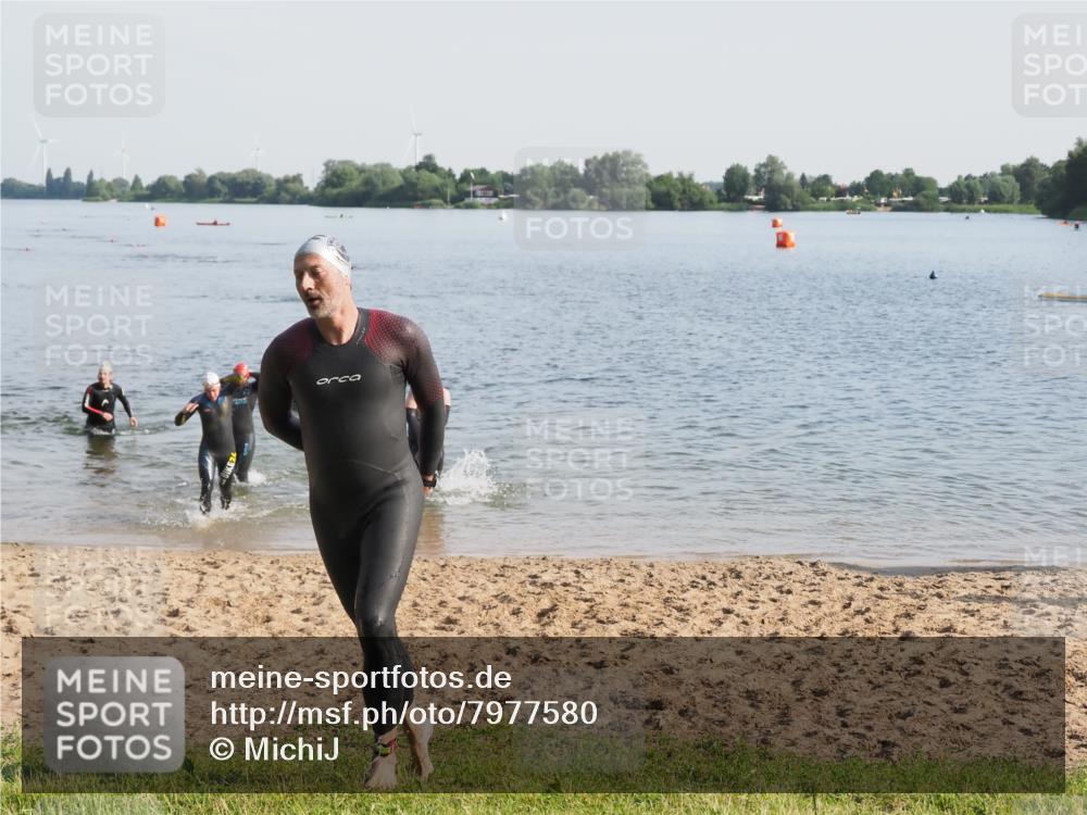 21.06.2025 - 27. Vierlanden-Triathlon MichiJ http://msf.ph/oto/7977580 15.06.2026 08:45:47 Schwimmen 13, 104, 106, 116, 125, 150 meine-sportfotos.de