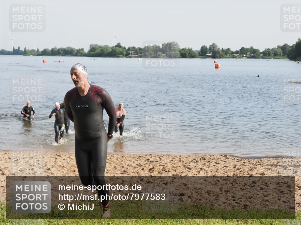 21.06.2025 - 27. Vierlanden-Triathlon MichiJ http://msf.ph/oto/7977583 15.06.2026 08:45:47 Schwimmen 13, 104, 106, 116, 125, 150 meine-sportfotos.de