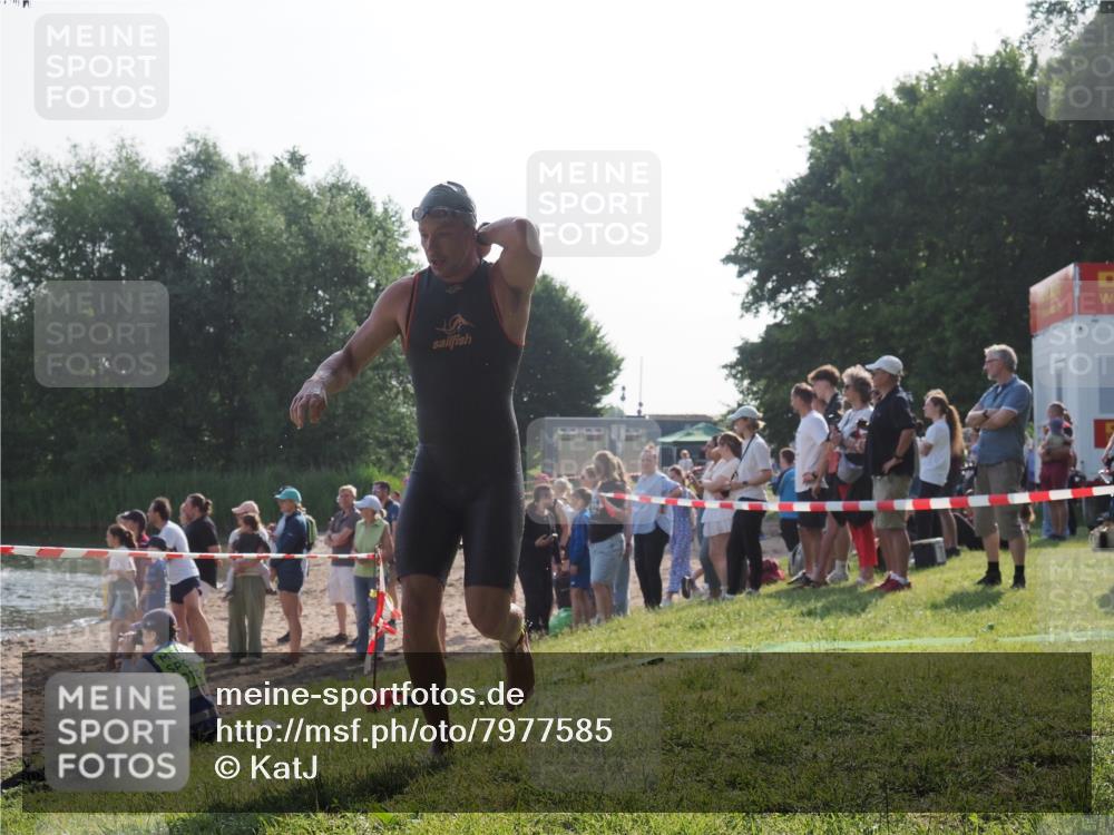15.06.2025 - 27. Vierlanden-Triathlon KatJ http://msf.ph/oto/7977585 15.06.2025 08:37:03 Schwimmen 69 meine-sportfotos.de