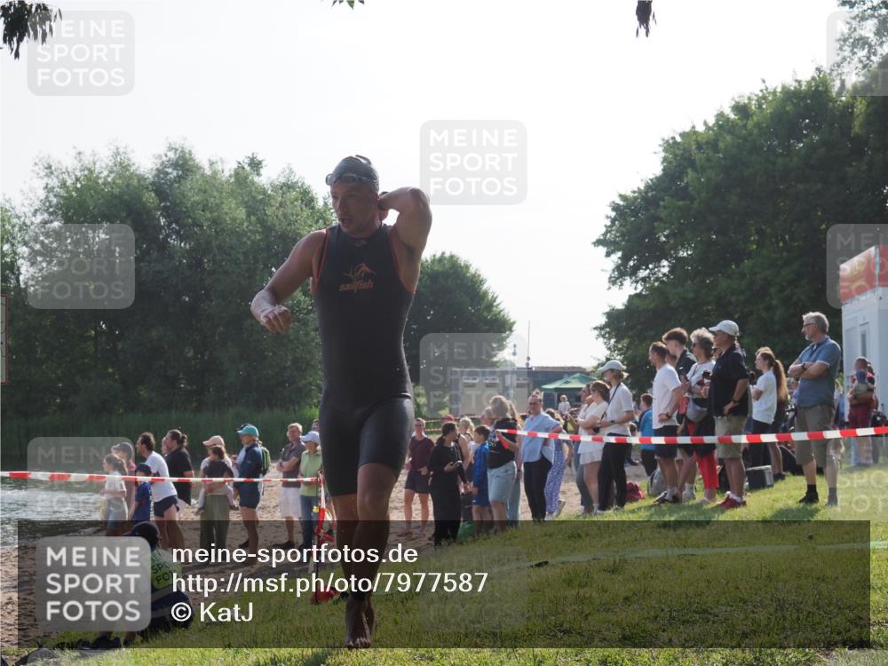 15.06.2025 - 27. Vierlanden-Triathlon KatJ http://msf.ph/oto/7977587 15.06.2025 08:37:03 Schwimmen 69 meine-sportfotos.de