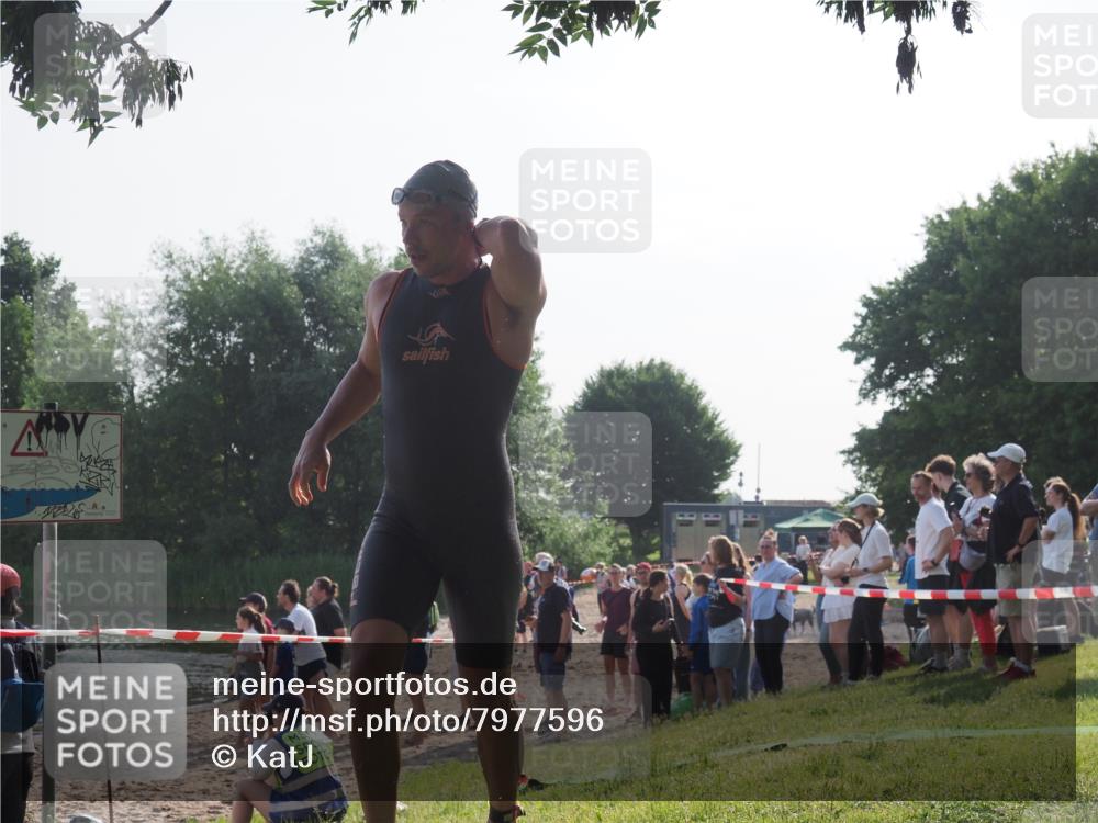 15.06.2025 - 27. Vierlanden-Triathlon KatJ http://msf.ph/oto/7977596 15.06.2025 08:37:03 Schwimmen 69 meine-sportfotos.de