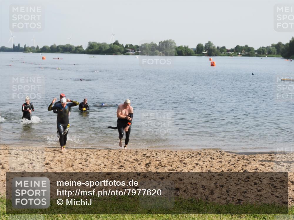 21.06.2025 - 27. Vierlanden-Triathlon MichiJ http://msf.ph/oto/7977620 15.06.2026 08:45:49 Schwimmen 13, 106, 125, 142, 150 meine-sportfotos.de