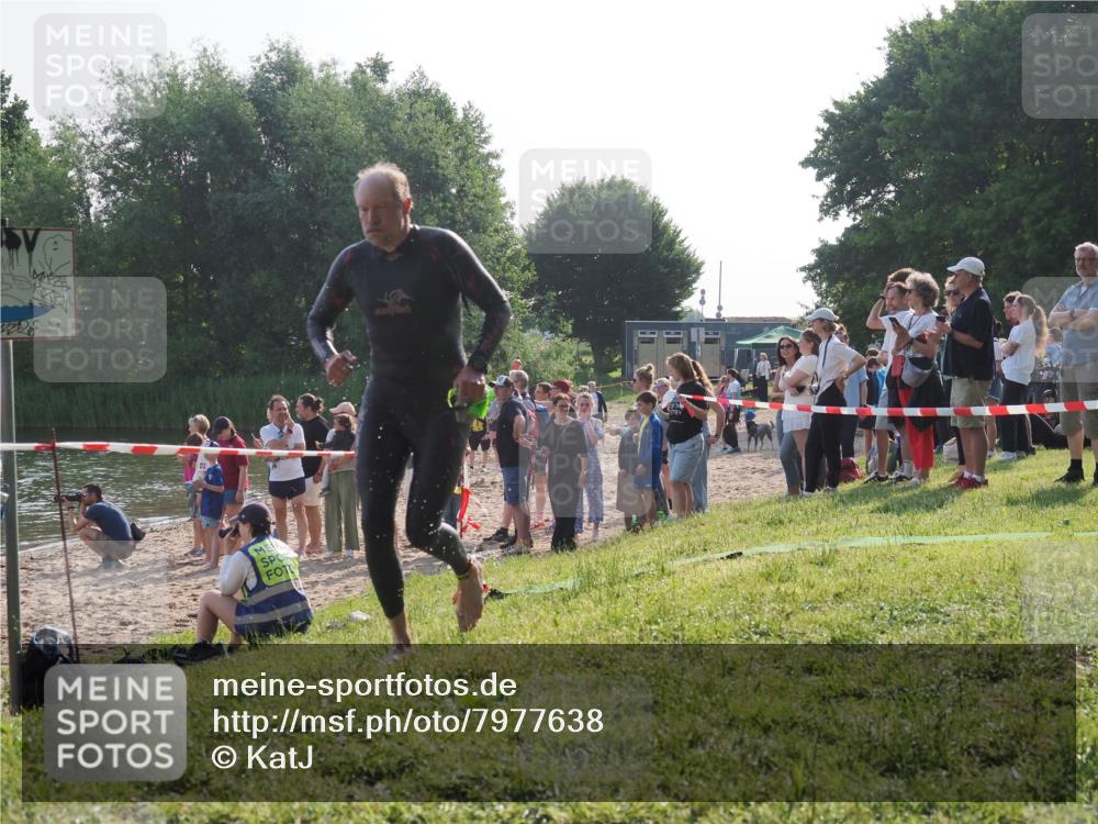 15.06.2025 - 27. Vierlanden-Triathlon KatJ http://msf.ph/oto/7977638 15.06.2025 08:37:19 Schwimmen 187 meine-sportfotos.de