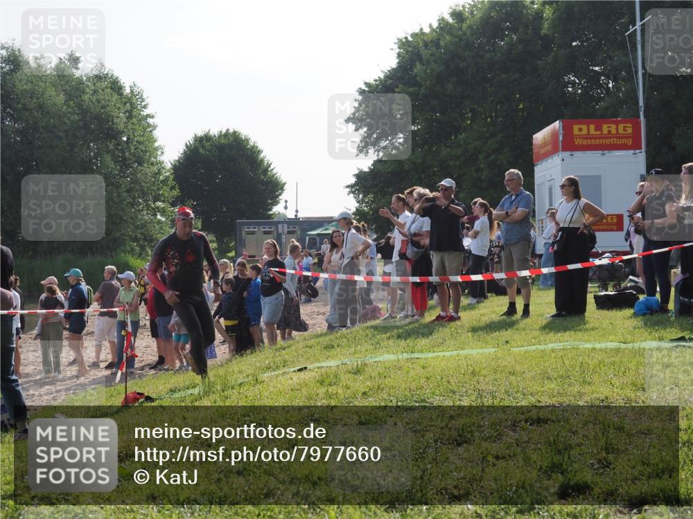 15.06.2025 - 27. Vierlanden-Triathlon KatJ http://msf.ph/oto/7977660 15.06.2025 08:37:37 Schwimmen 9 meine-sportfotos.de