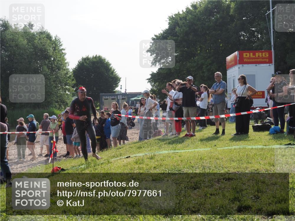 15.06.2025 - 27. Vierlanden-Triathlon KatJ http://msf.ph/oto/7977661 15.06.2025 08:37:37 Schwimmen 9 meine-sportfotos.de
