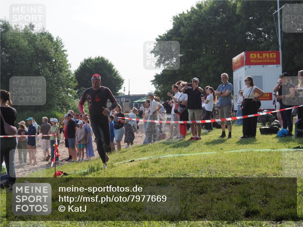 15.06.2025 - 27. Vierlanden-Triathlon KatJ http://msf.ph/oto/7977669 15.06.2025 08:37:37 Schwimmen 9 meine-sportfotos.de