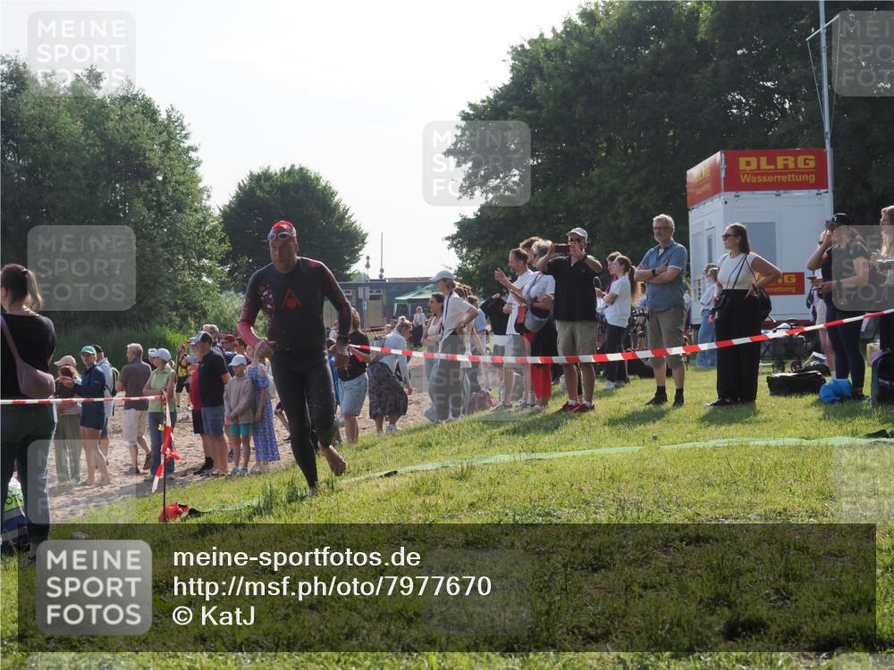 15.06.2025 - 27. Vierlanden-Triathlon KatJ http://msf.ph/oto/7977670 15.06.2025 08:37:37 Schwimmen 9 meine-sportfotos.de