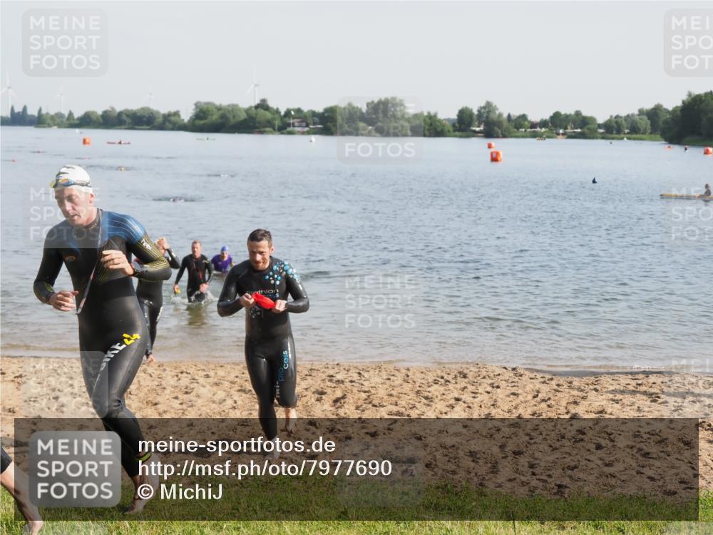 21.06.2025 - 27. Vierlanden-Triathlon MichiJ http://msf.ph/oto/7977690 15.06.2026 08:45:54 Schwimmen 13, 106, 142, 150, 152 meine-sportfotos.de