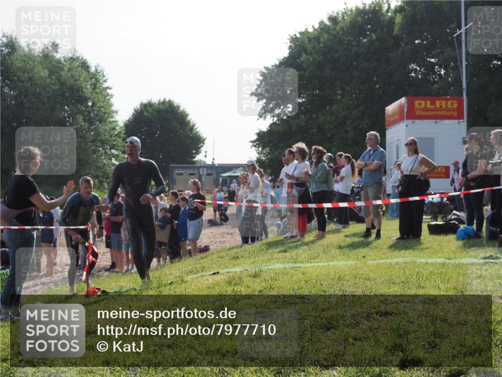 15.06.2025 - 27. Vierlanden-Triathlon KatJ http://msf.ph/oto/7977710 15.06.2025 08:37:45 Schwimmen 9, 73, 180, 181 meine-sportfotos.de